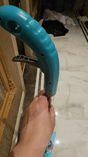 yer suren: Spreyli mop – su çəni olan, tutacaqlı təmizlik aləti,demek olar — 3