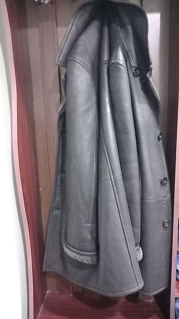 Qara/qaranlıq boz rəngdə kişi üçün dəri kürk (shearling tipli). -