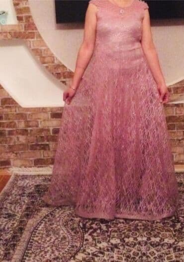 Zərif ziyafət geyimi – uzun, A-kəsimli model. Pudra/şaftalı tonlarında