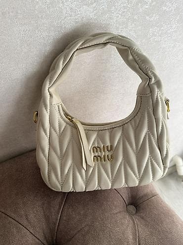 Miu Miu çiyin çantası – krem rəngli, yumşaq dəri fakturalı, rombvari — 1