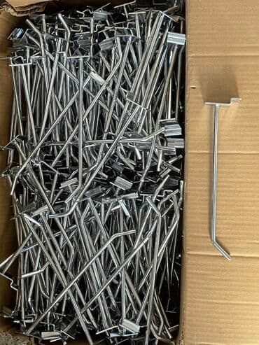 вешалку для одежды: Bu metal pegboard qarmaqları müxtəlif əşyaları səliqəli şəkildə asmaq — 1