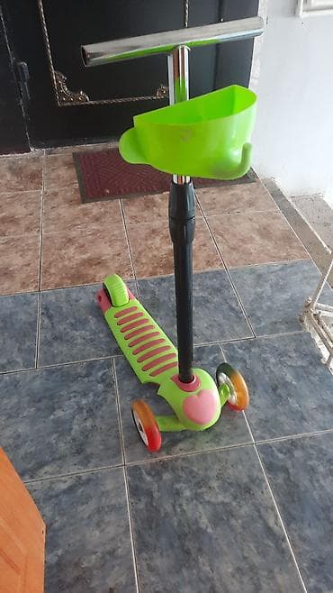 mini velosiped: Uşaq skuteri – 3 təkərli - Rəng: yaşıl-çəhrayı aksentlərlə - Ön — 3