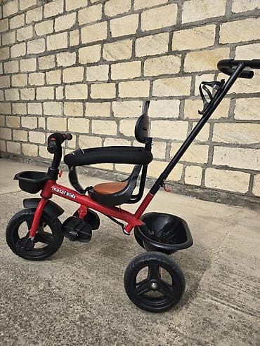 Uşaqlar üçün "masal kids" markalı, idarəetmə tutacağı olan qırmızı