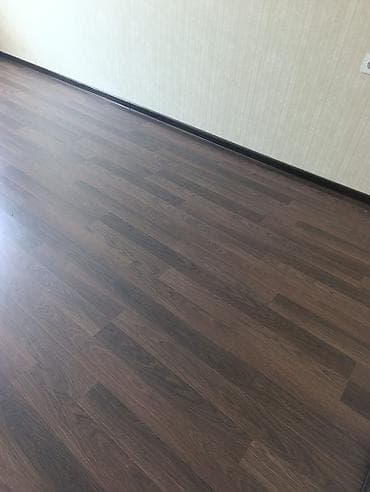 Laminat döşəmə – tünd qəhvəyi, ağac teksturalı, 90 kvm təmirlə bağlı — 1