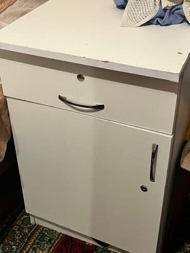 duz lampası: Ağ rəngli komod/çəkməcəli tumbə - Üst hissəsi geniş və düz səth — 2