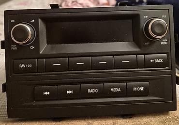 monitir: Avtomobil üçün orijinal multimedia/radio başlığı. Xüsusiyyətlər: - Ön — 1