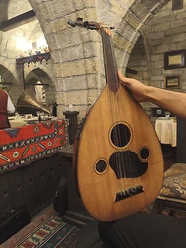 gitara sim: Ud – Şərq simli musiqi aləti Xüsusiyyətlər: - Korpus: çoxzolaqlı — 4