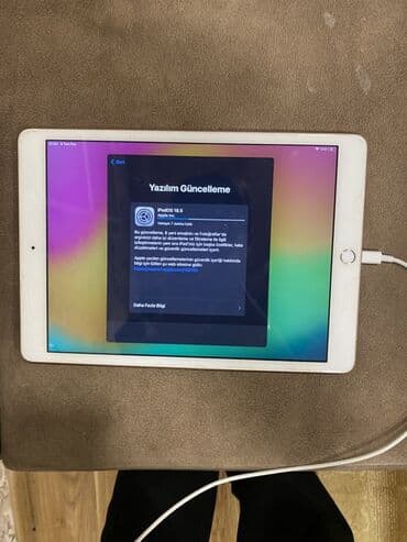 ipad 2020: Ağ rəngli iPad planşet, yastı küncləri və nazik dizaynı ilə seçilir — 1