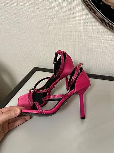 Кроссовки и спортивная обувь: Bir defe geyinilib
Qiymet 20 azn
Razmer 39 — 1