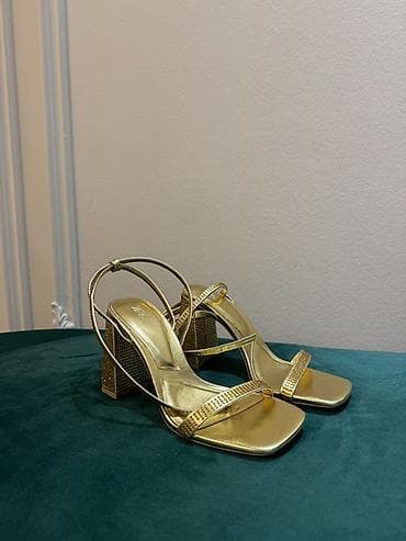 zara dest: Qızılı rəngli qadın sandaleti - Dizayn: Zərif, minimal qayışlı — 1