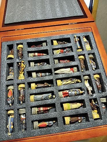 at figurları: Tematik şahmat dəsti – taxta qutu və relyefli fiqurlar - Şahmat — 2