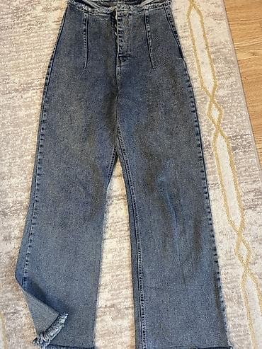 Yüksək belli, düyməli dizayna malik qadın cinsi (straight/relaxed