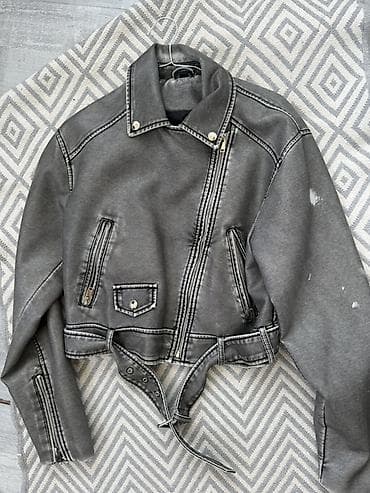 topdan geyim: Qara rəngli biker üslubunda qısa qadın gödəkçə. Materialı dəri — 2