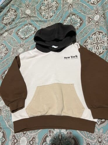 Çaydanlar: H&M kapüşonlu sweatşört - Brend: H&M - Üzərində yazı: “New — 1