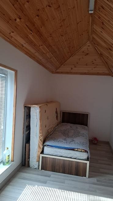 gunuy evler: Şəkillərdə geniş və işıqlı yaşayış sahəsi olan ev/interyer təqdim — 2