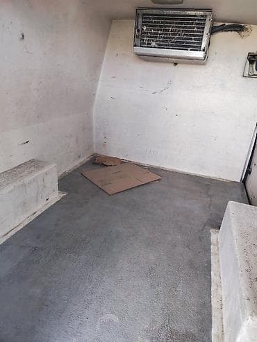 maşın qoşqu: Ford Transit soyuduculu yük maşını Xüsusiyyətlər: - Korpus: Uzun — 3