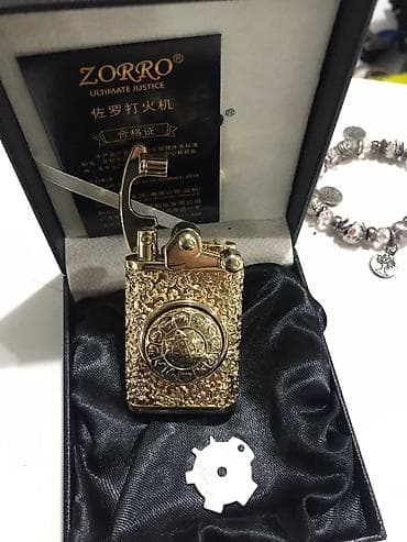 Şəxsi əşyalar: Qızılı rəngli korpusu və qəhvəyi dəri kəməri olan bu qol saatı həm də — 10