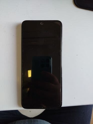 Smartfon - Ekran: tam ön paneli örtən böyük ekran, üst hissədə