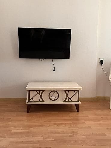 Transformasiya olunan masa: qonaq otağı üçün modern, funksional model