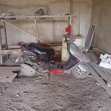 Salam Təs kivir: - Korpus: gümüşü və qırmızı rəng kombinasiya, ön