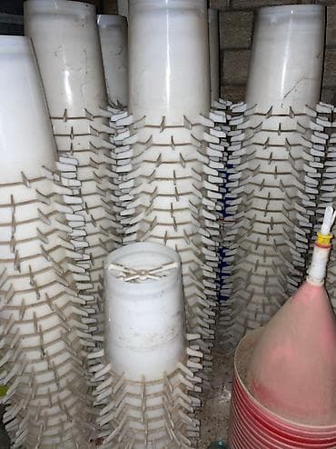 cat: Toyuqlar üçün yem ve su qabları, cemi 300 eded var. Yenidir, qiymeti — 4