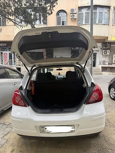 Avtomobil satışı: Nissan Tiida hatchback – ağ rəng, 5 qapı, şəhər üçün rahat və iqtisadi — 9