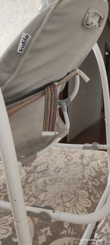 uşaq yelləncəyi: Kidilo firmasına məxsus nənni, uşaq yelləncəyi, yemək masası, 3 — 4