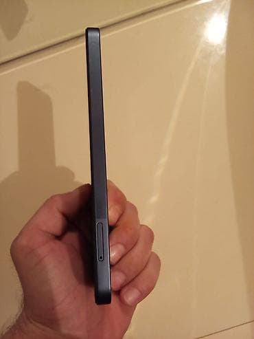 Smartfon – qara/metallik göy çərçivə, düz kənarlı dizayn. Əsas — 7