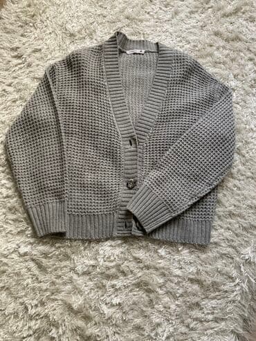 Boz rəngli kardiqan - Model: V-yaxa, ön düyməli (2 düymə görünür)