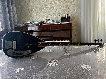 Elektrikli saz - Korpus: armud formalı, parlaq qara lak örtük; arxa