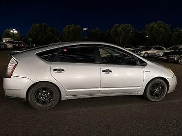 Toyota Prius (2-ci nəsil) hibrid hetçbek - Gümüşü gövdə rəngi, qara