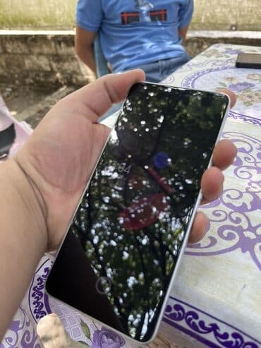 notbuk islenmis: Poco X6 pro 5G boz rəngli smartfon nazik dizayna və metal çərçivəyə — 6