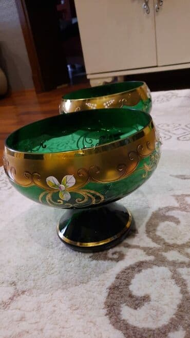 çat şüşə: Köhnənin bagema vazları. birinin qiyməti 55 manatadı. cütünü alana 100 — 2