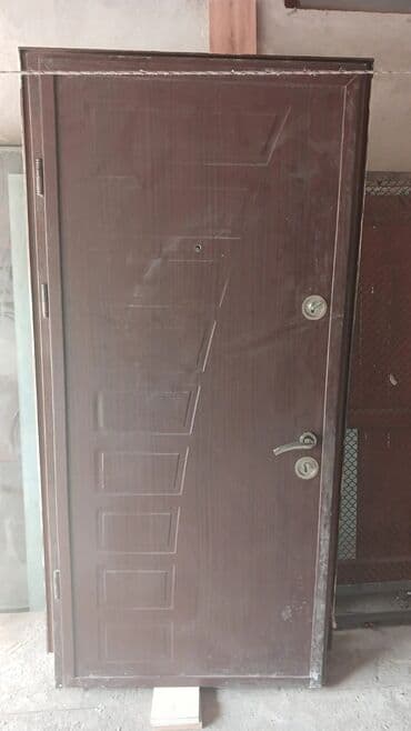 ev ucun qapı: Tünd qəhvəyi rəngdə, müasir dizaynlı metal qapı. Qapı möhkəm — 14