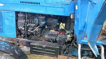Mavi rəngli MTZ tipli təkərli traktor və qoşqu Xüsusiyyətlər: -