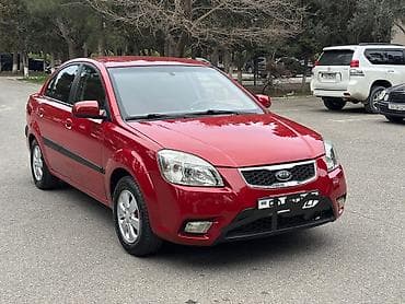 kia optima oluxanasi: Kia Rio sedan – qırmızı rəng, 4 qapı, kompakt şəhər avtomobili. - — 2