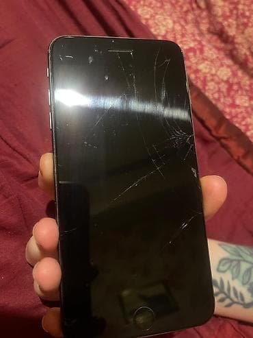 iphone 13 pro qiymet: IPhone 8 Plus, Qara, Qırıq — 2