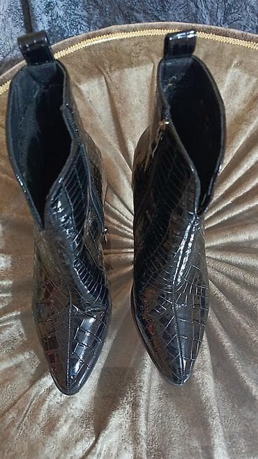 platforma ayaqqabı: Qadın botları – qara, krokodil teksturalı laklı üstlük - Model: qısa — 4