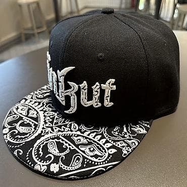 Qara snapback kepka – ön hissədə “Ünkut” üslubunda iri, relyefli ağ