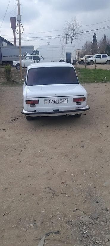 VAZ 2101, ağ rəng, sedan kuzov. Texniki xüsusiyyətlər: - Benzin