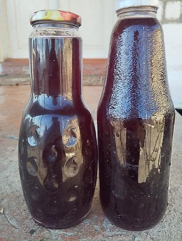 Şirniyyat məhsulları: Tünd qırmızı rəngdə iki şüşə butulkada şirə. Butulkaların biri — 2