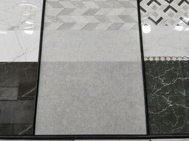 Kafel və metlax: Ağ və boz rənglərdə, damalı və düz naxışlı keramik plitələr