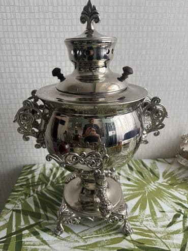 купить бу самовар на дровах: Klassik rus samovarı – dekorativ naxışlı metal gövdə və möhkəm ayaqlıq — 2