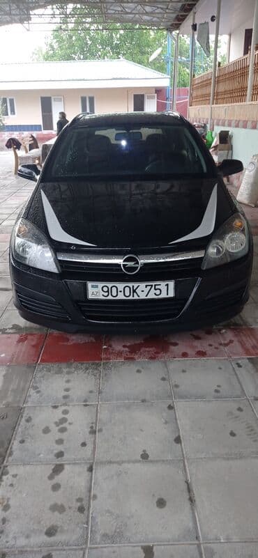 опель зафира а: Qara rəngdə olan Opel Astra universal avtomobili. Avtomobilin ön — 2