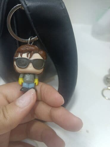 Məşhur “chibi” üslubunda kiçik fiqurlu açarlıq. - Dizayn: qara