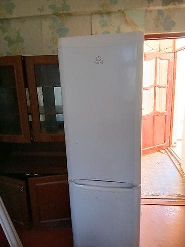 raf kofe aparati: 2 qapılı Indesit Soyuducu Satılır, rəng - Ağ — 1