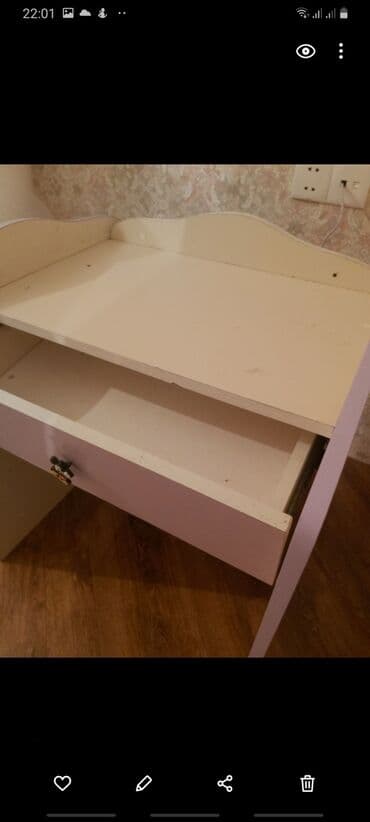 uşag masası: Yaxşı vəziyyətdə uşaq masası. 6 yaşa qədər 2 ədəd kitab rəfi. biri 30 — 5