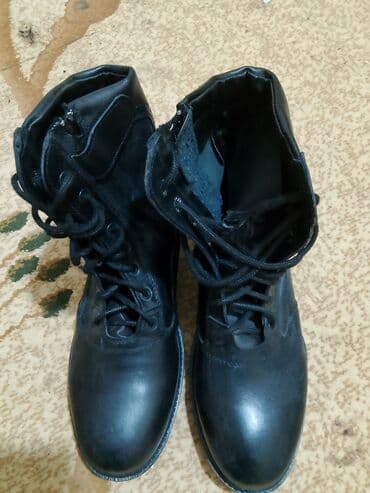 Qara dəridən klassik hərbi/taktiki üslubda bağlamaqlı botlar -