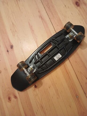 Боксерские груши: Ulduzlu fon üzərində kosmik səhnə təsviri olan, tutqun qara rəngli bir — 2