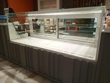 enerji soyuducu: Soyuduculu vitrin – şirniyyat, desert və delikateslər üçün - Ön, yan — 2